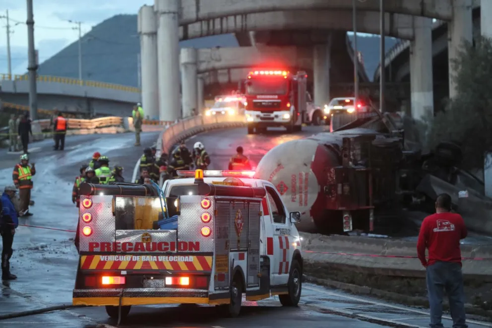 Bomberos controlan un incendio luego del accidente de un camión de gas en la Ciudad de México. Foto: EFE