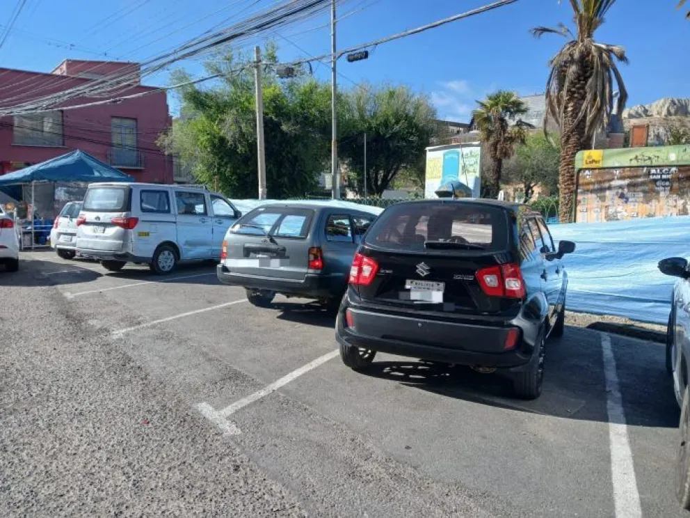 Una calle de La Paz con parqueos tarifados. Foto: AMUN