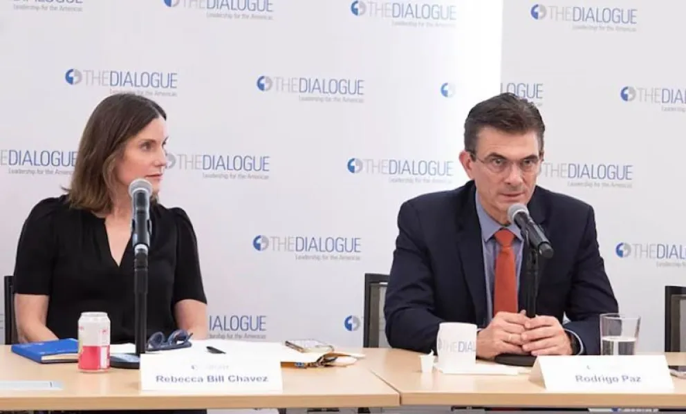 Rebecca Bill Chávez, CEO de Diálogo Interamericano, junto al candidato a presidente Rodrigo Paz, durante su exposición en Washington, (Estados Unidos). Foto: Infobae