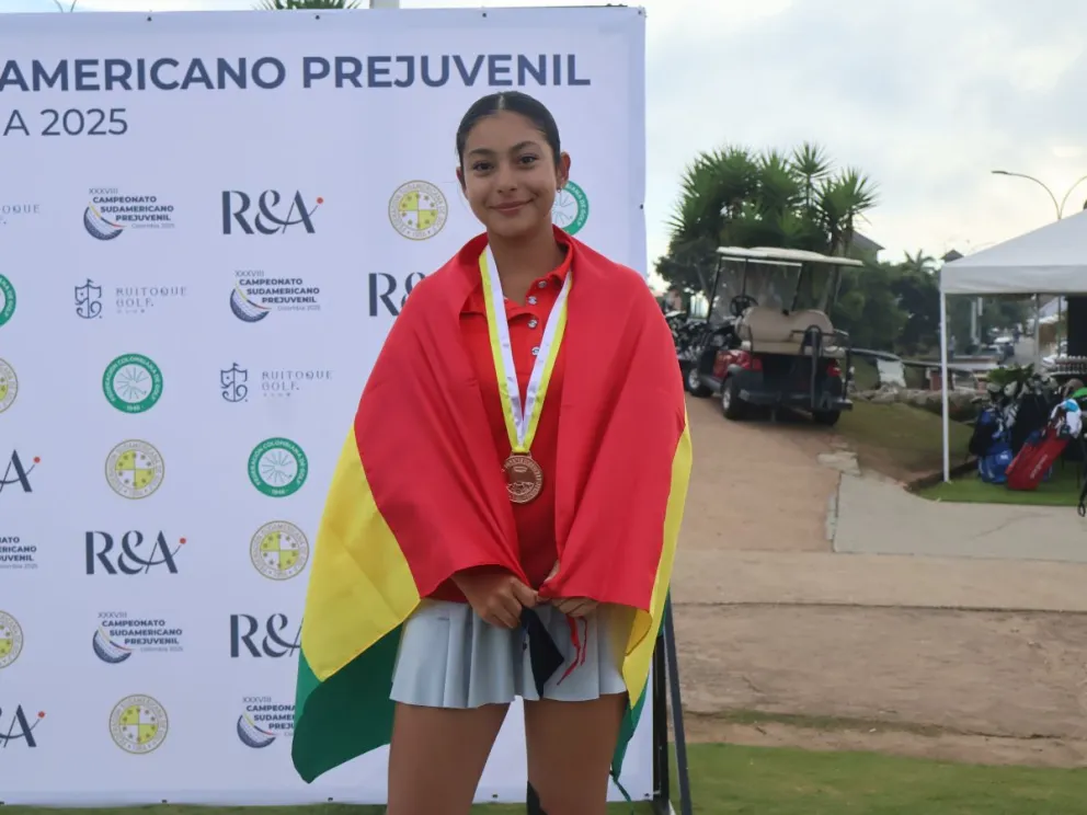 Onishi con su medalla y la bandera nacional en la premiación. Foto: @fedegolf_col.