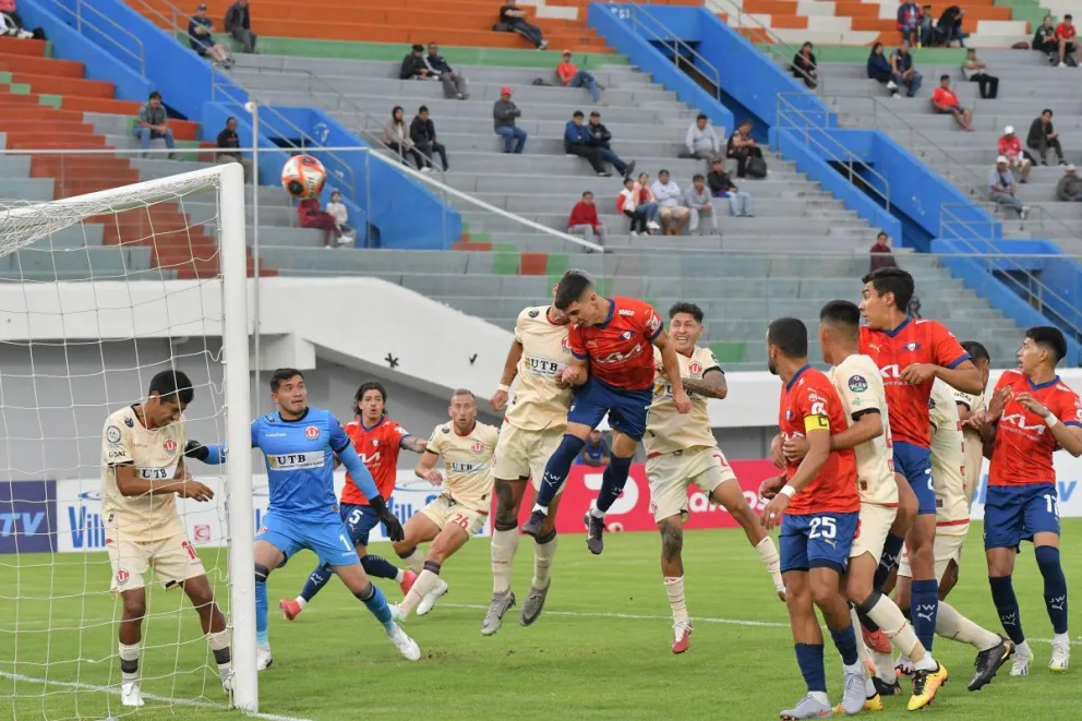 Incidencia entre Wilstermann (de rojo) y FC Universitario. Foto: APG.