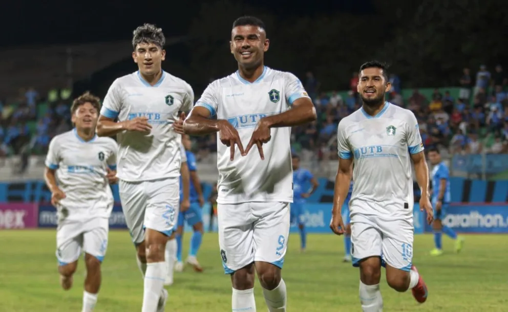 Antony Vásquez, al medio, celebra el segundo gol para los vallunos. Foto: APG