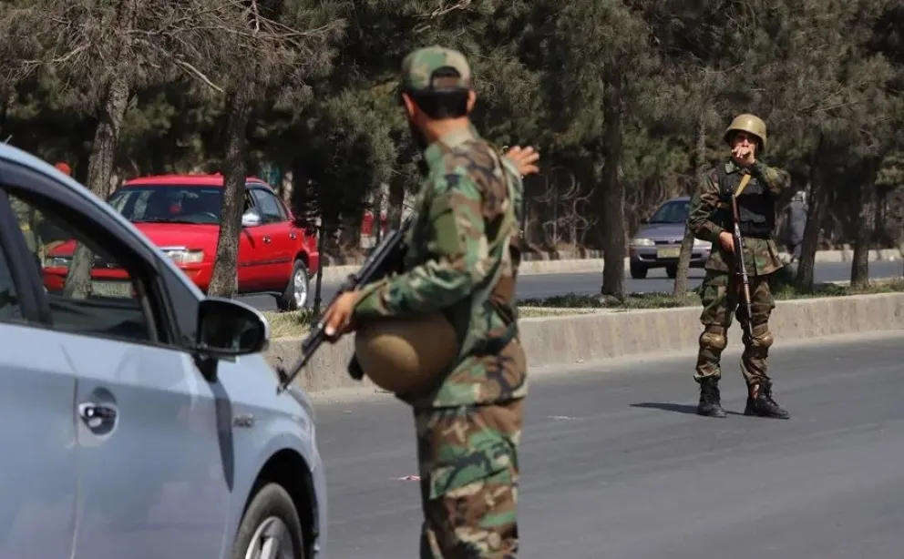 Fuerzas talibanes en un puesto de control en una carretera en Kabul, en una imagen de archivo. Foto: EFE