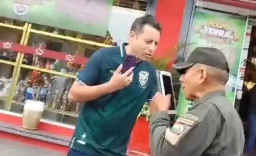 Lara con el policía al que agredió, en una captura de video.