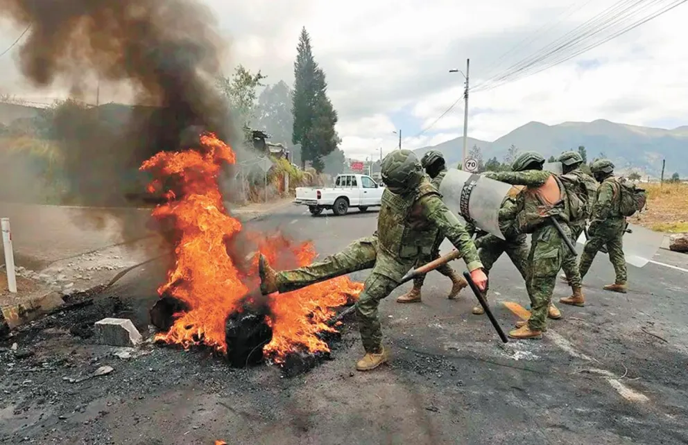 Las FFAA remueven escombros después de una protesta en Tabacundo, Ecuador. Foto: EFE 