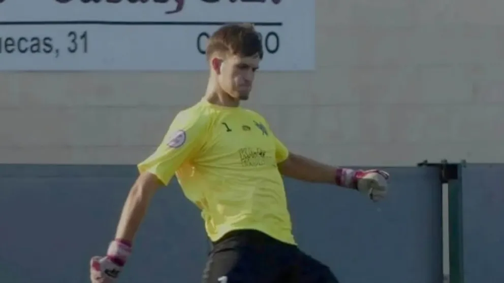 El joven arquero Raúl Ramírez, en un partido del Club Deportivo Colindres. Foto:  Instagran club Colindres
