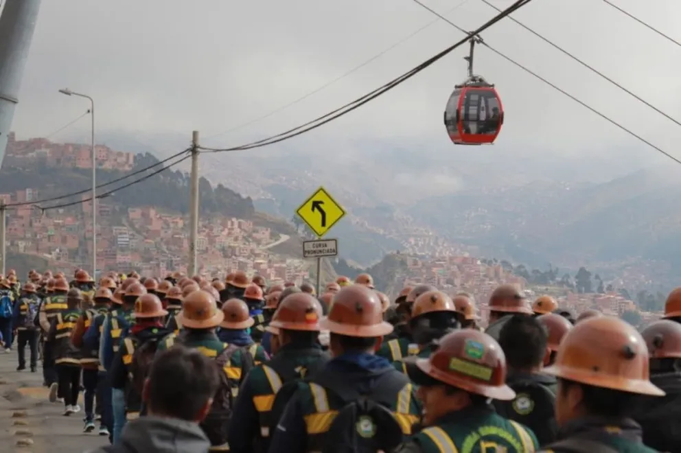 Mineros descienden este lunes desde El Al to hasta el centro de La Paz. Foto: Contra Plano