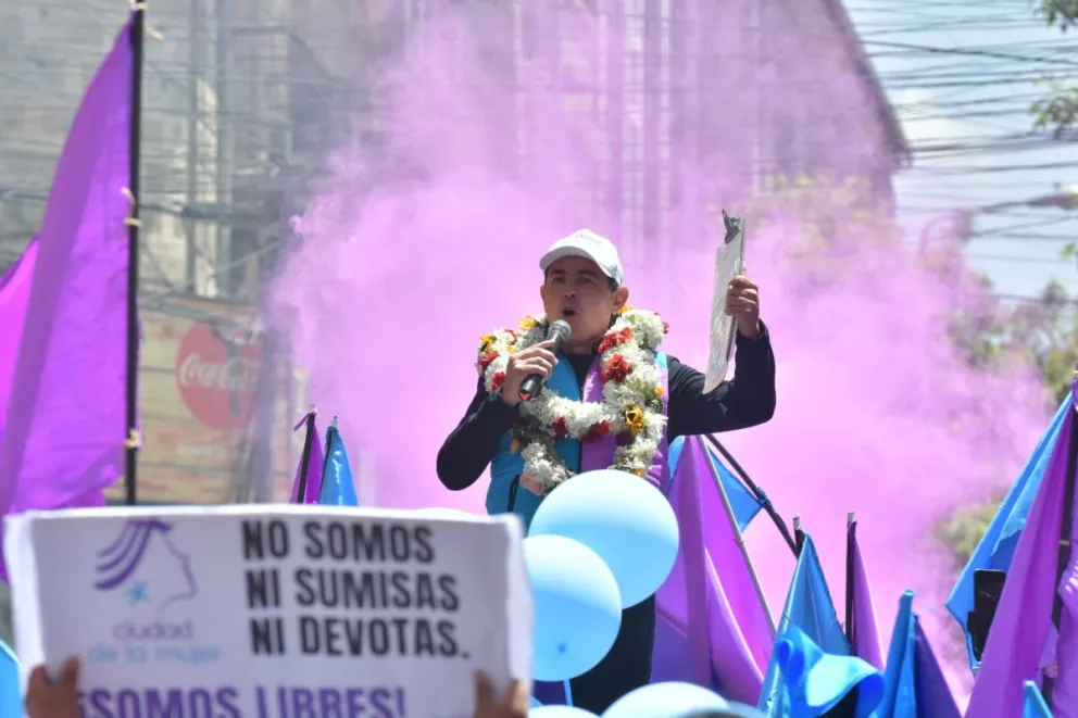  César Dockweiler, este lunes, tras recibir la personería para su movimiento. Foto: APG