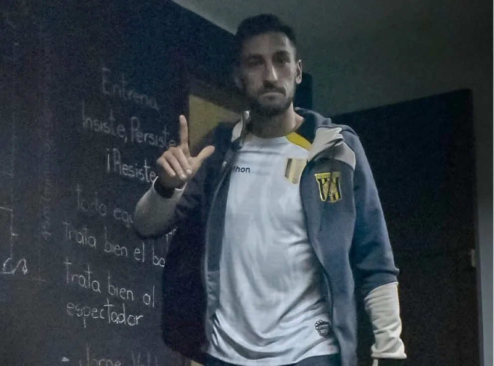 Luciano Ursino al momento de ingresar al vestuario del Tigre en la tarde de este lunes. Foto: club The Strongest