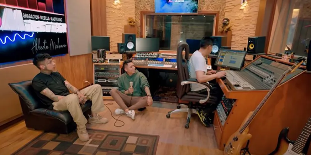 Los hermanos, trabajando en la grabación del tema El Velero, en 2022. FOTO: Captura de video