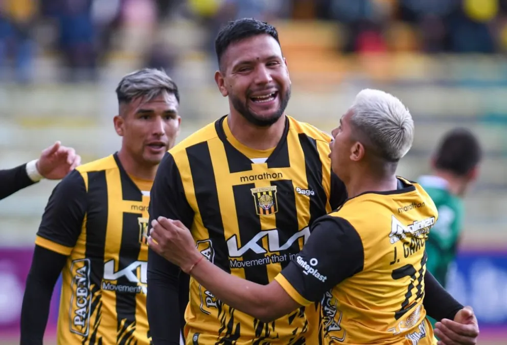 Chávez (centro), del Tigre, celebra su primer gol con sus compañeros. Foto: Agencia Marka Registrada.