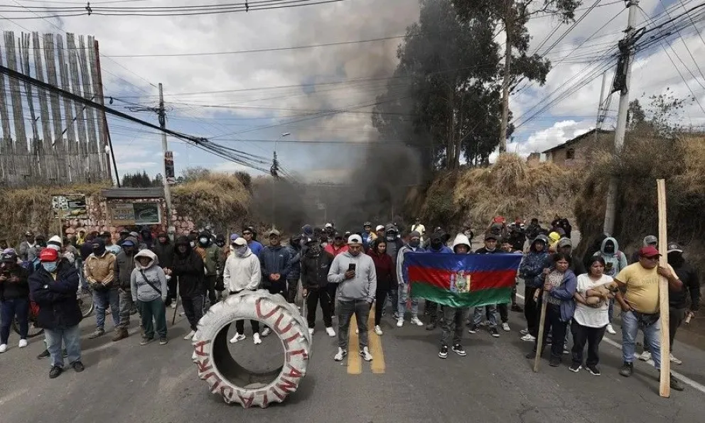 Personas participan en una protesta en Tabacundo (Ecuador), el 23 de septiembre de 2025. Foto: EFE