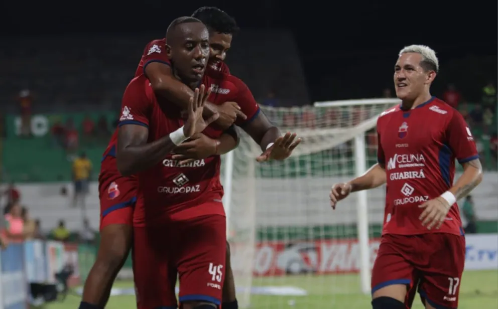 Mina (izq.), de Guabirá, celebra su gol junto a sus compañeros. Foto: Agencia Marka Registrada.