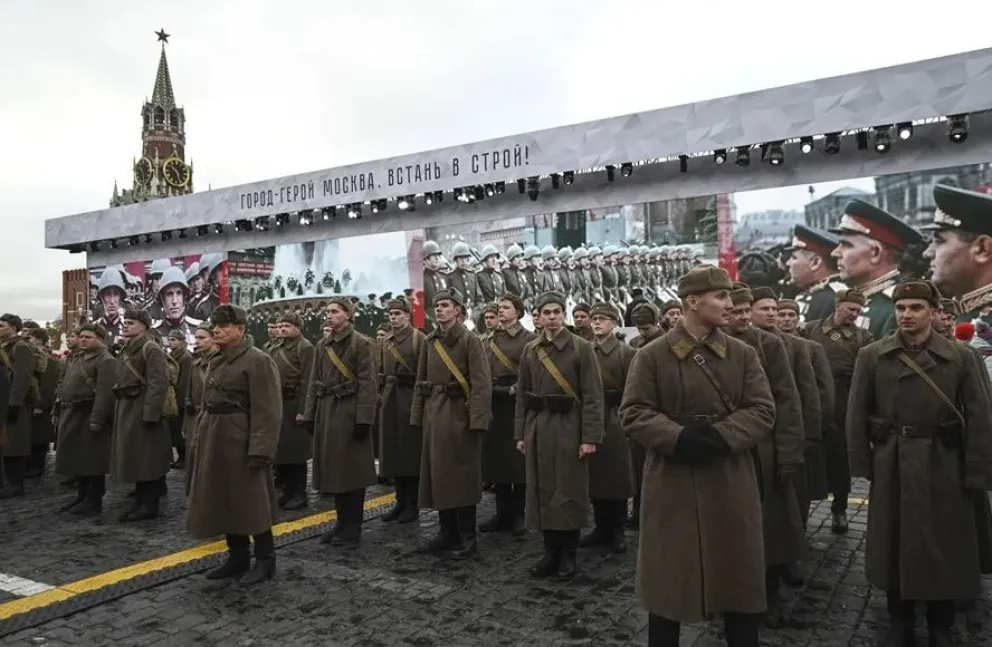 Soldados rusos con el uniforme de la Segunda Guerra mundial, en la Plaza Roja de Moscú, en una imagen de archivo. Foto: EFE