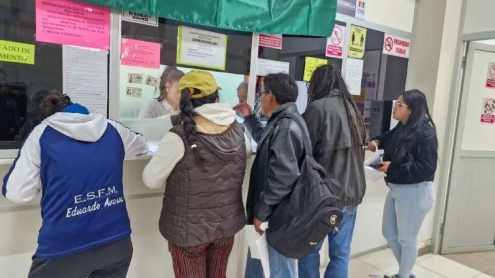 Personas tramitan sus excusas en el TED de Potosí. Foto: OEP