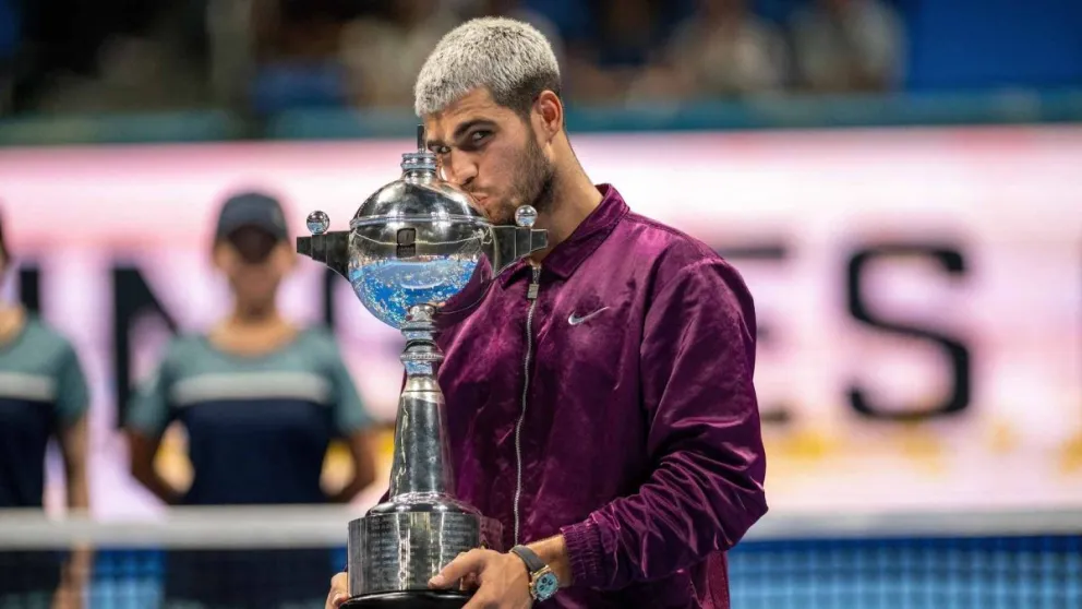 El español Carlos Alcaraz besa el trofeo tras ganar el torneo de Tokio. Foto: Atptour