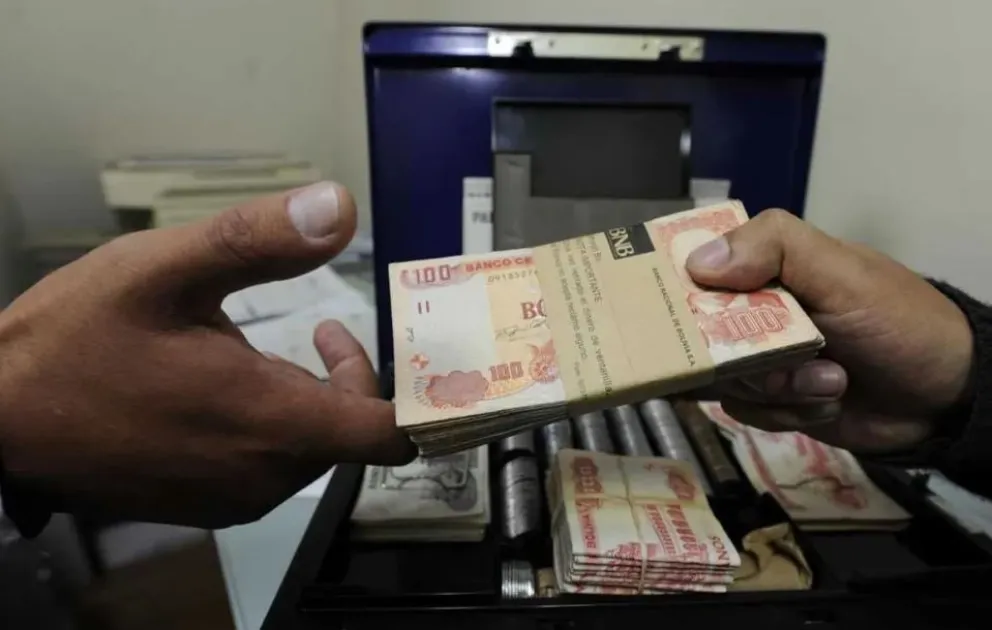 Un prestatario cancela una cuota de su préstamo en una entidad. Foto: Archivo ABI