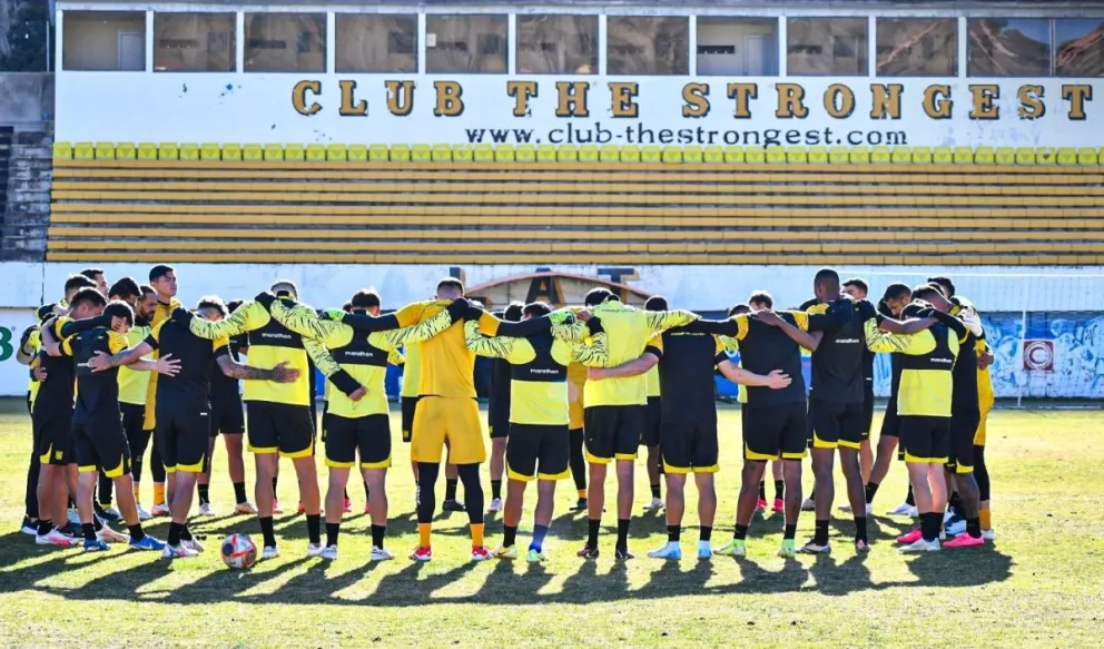 Jugadores del Tigre antes de iniciar un entrenamiento en su estadio de Achumani. Foto: club The Strongest