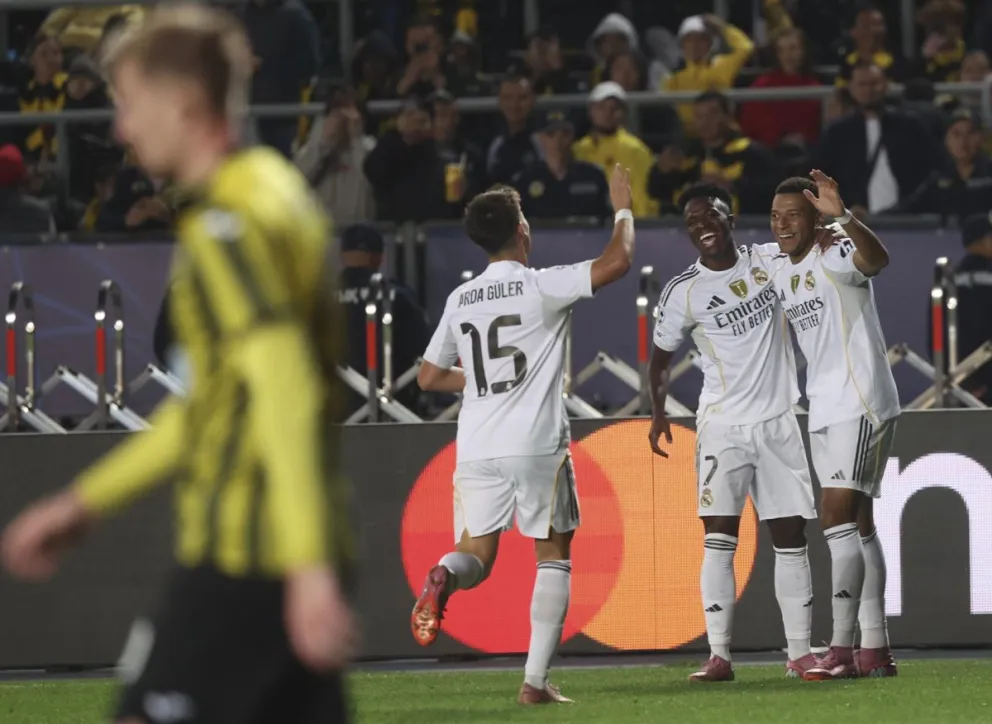 El delantero francés Kylian Mbappé (c) del Real Madrid celebra el 0-1 durante el partido ante el  Kairat Almaty. Foto: EFE
