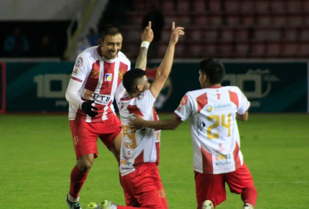 Jugadores de Independiente celebran uno de sus goles. Foto: APG.