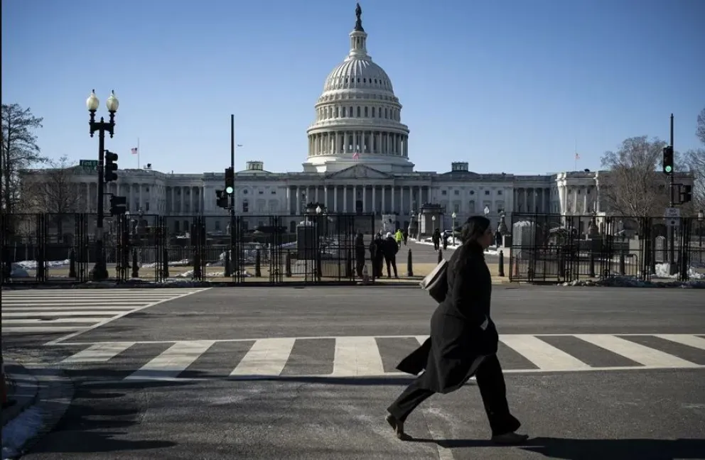 Una persona camina frente al edificio del Capitolio de Estados Unidos. Foto: EFE