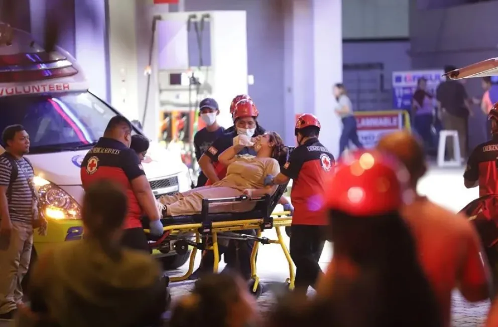 Equipos de emergencias atienden a una víctima del sismo en Iloílo. Foto: EFE