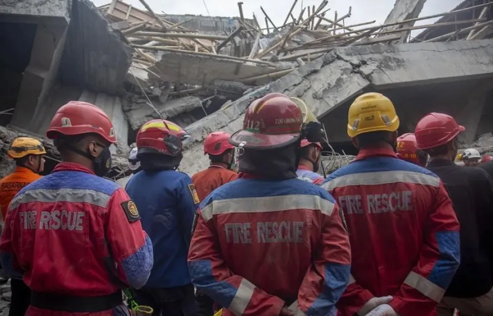Equipos de rescate buscan supervivientes tras el derrumbe de un edificio de un internado. Foto: EFE