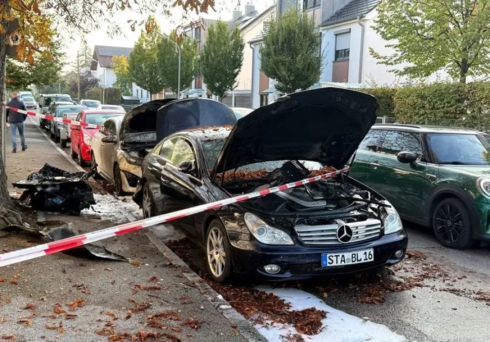 Dos coches dañados por una explosión en un vivienda cercana en el norte de Múnich, Alemania. Foto: EFE