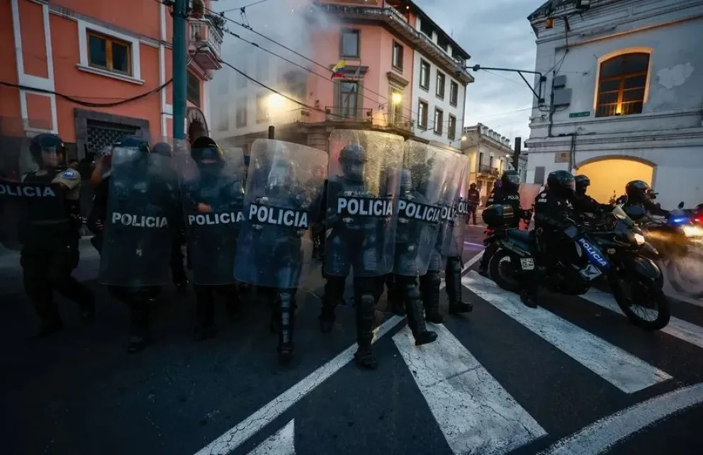 Policías antimotines se enfrentan con manifestantes durante una marcha el 11 de septiembre. Foto: EFE