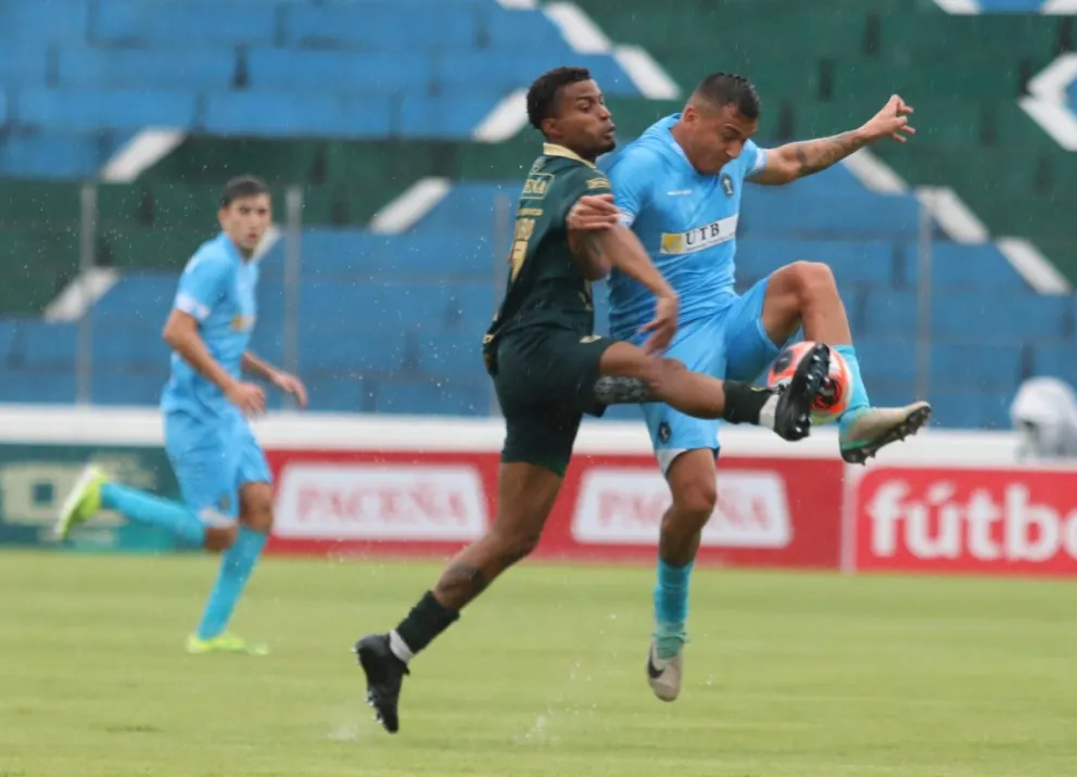Dorny Romero y Jorge Flores disputan el control del balón en el juego de esta tarde. Foto: APG