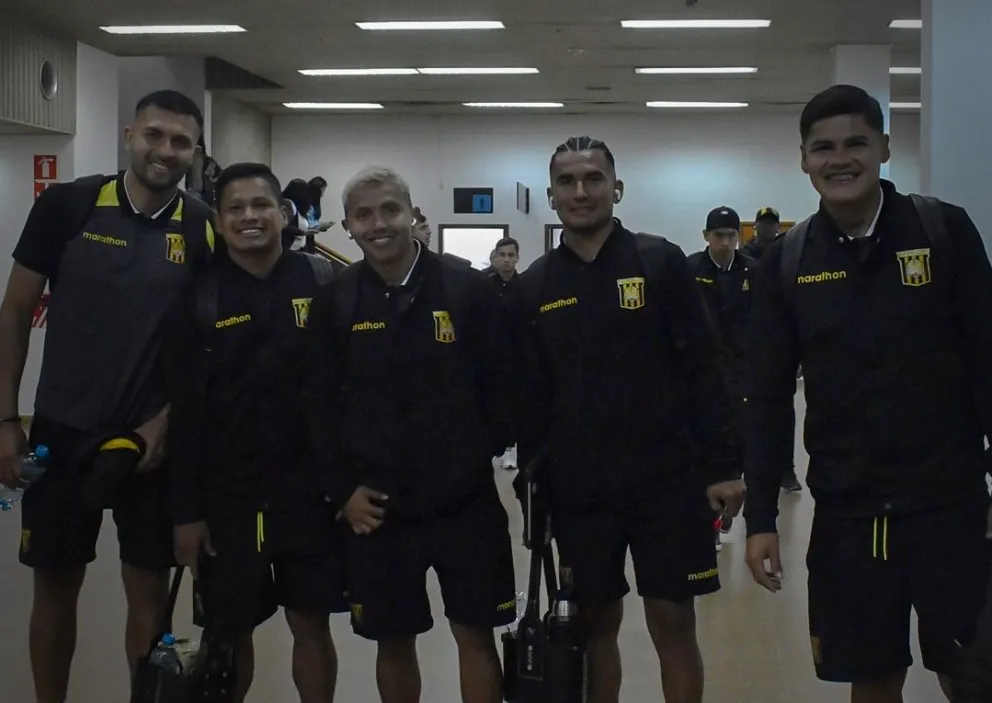 Jugadores atigrados previo a su viaje a Santa Cruz. Foto: Club The Strongest.