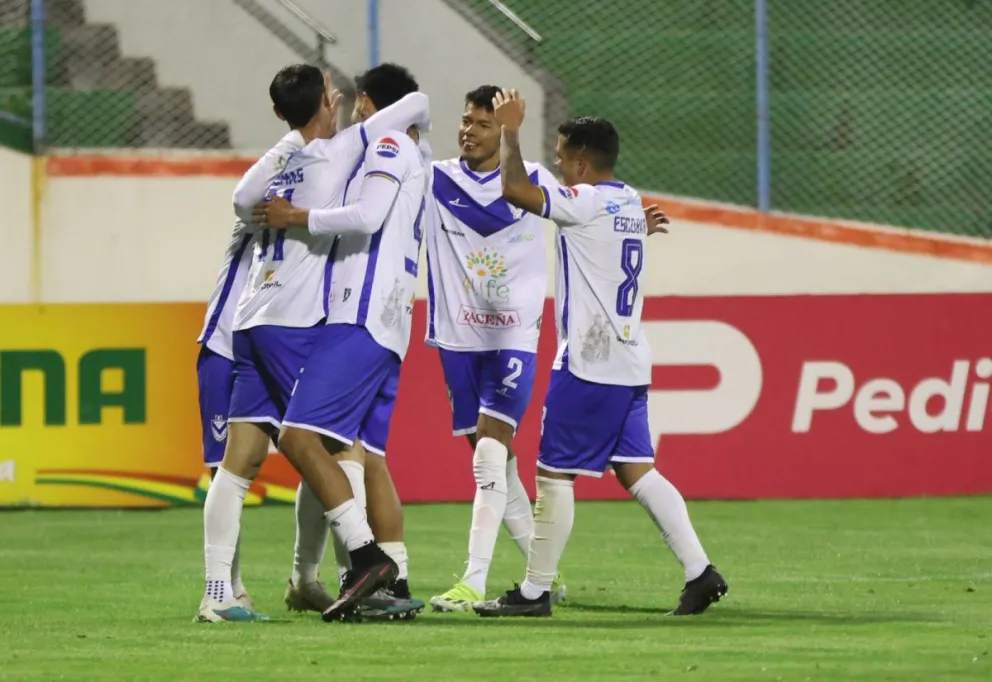 Jugadores del cuadro orureño celebran uno de sus goles. Foto: APG.