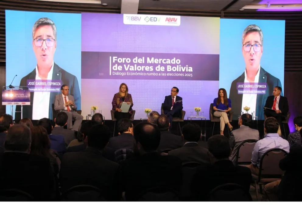 José Gabriel Espinoza, encargado del equipo económico del PDC expone su visión sobre el mercado de valores. Foto: BBV