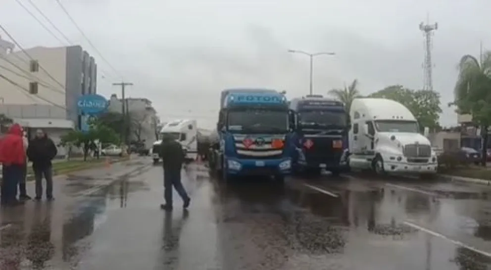 El bloqueo de los "cisterneros" este jueves en Santa Cruz. Foto: Captura de video