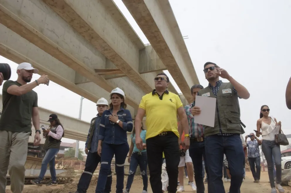El alcalde Jhonny Fernández en una inspección el año pasado al viaducto en construcción en la zona del cuarto anillo y la avenida Virgen de Cotoca. Foto: Municipio de Santa Cruz