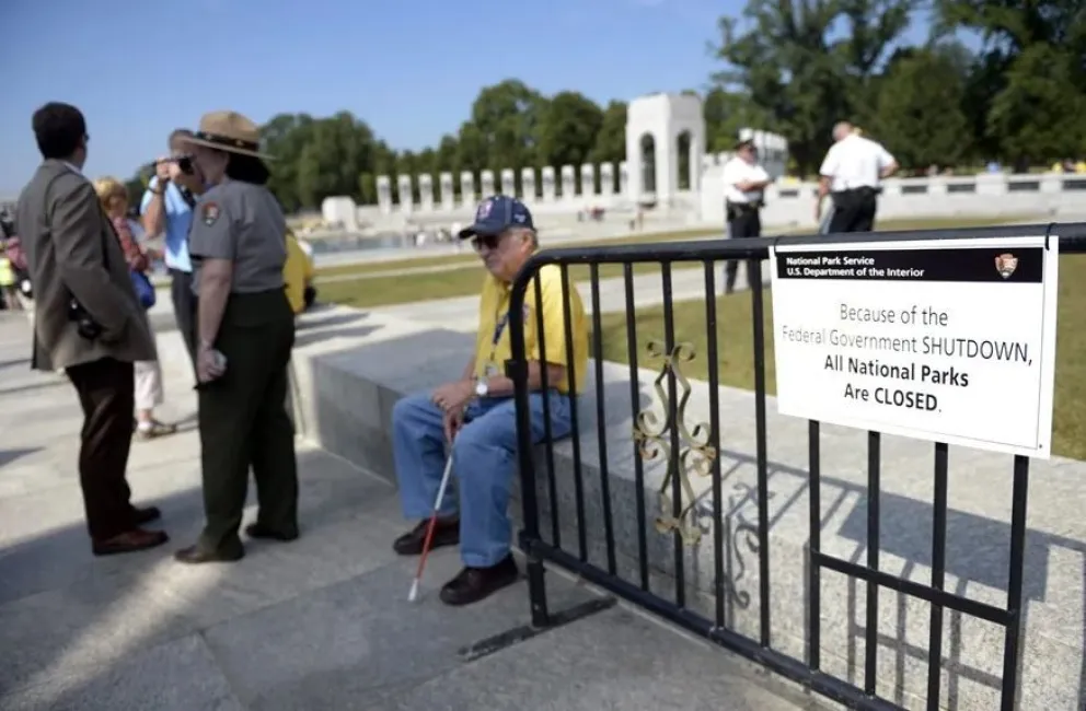Un aviso que notifica el cese de operaciones por un cierre de Gobierno en Estados Unidos. Foto: EFE