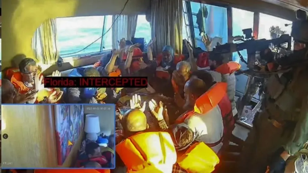 Un barco de la flotilla interceptado en aguas del Mediterráneo por la Armada israel. Foto: EFE / Captura de la señal de la Global Flotilla Sumud