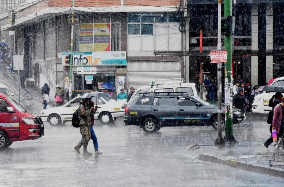 Una imagen de la caída de lluvia en el centro de La Paz. Foto: AMUN 