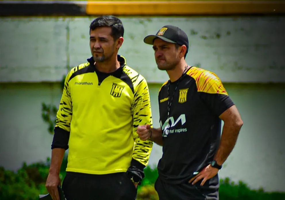 Edivaldo Rojas (izq.) y Joaquín Monasterio del cuerpo técnico del Tigre. Foto: club The Strongest