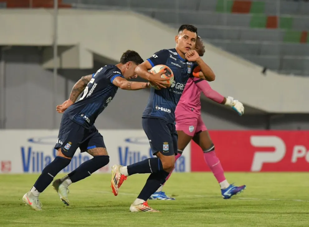Moisés Villarroel celebra el gol del empate ante Aurora. Foto: APG