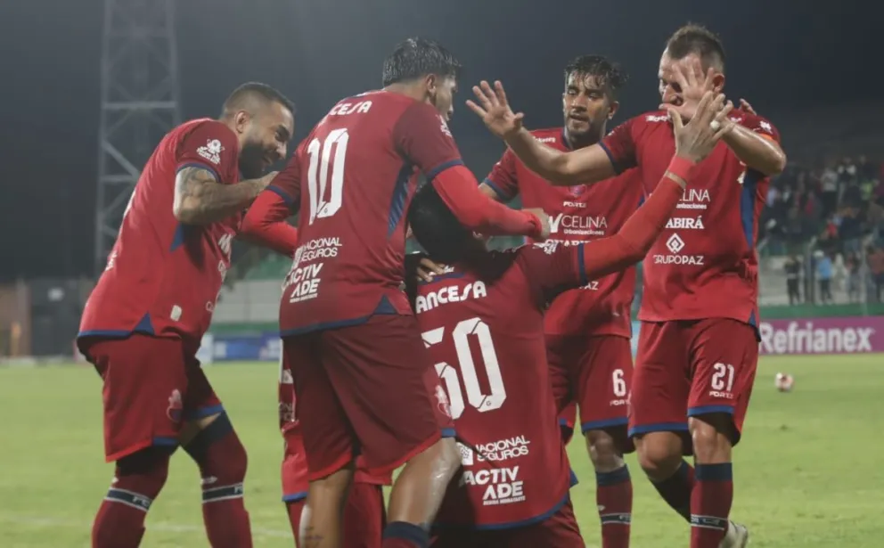 Jugadores de Guabirá celebran uno de sus goles. Foto: Agencia Marka Registrada.