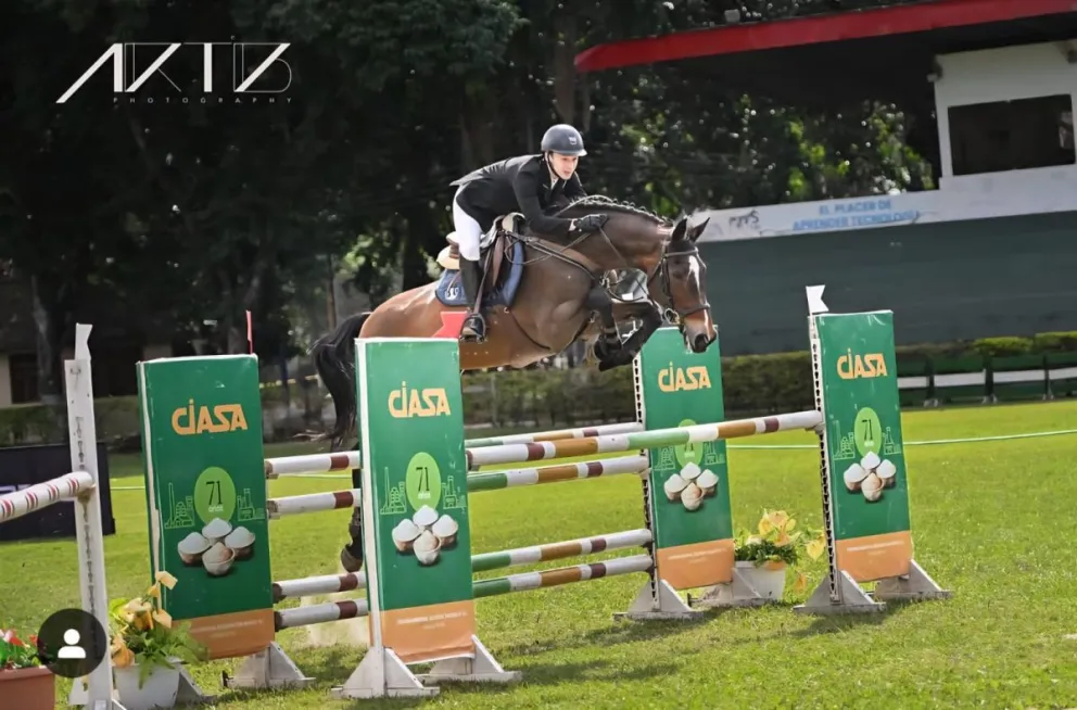 Un binomio supera un obstáculo en un anterior torneo. Foto: Arturo Bedoya.