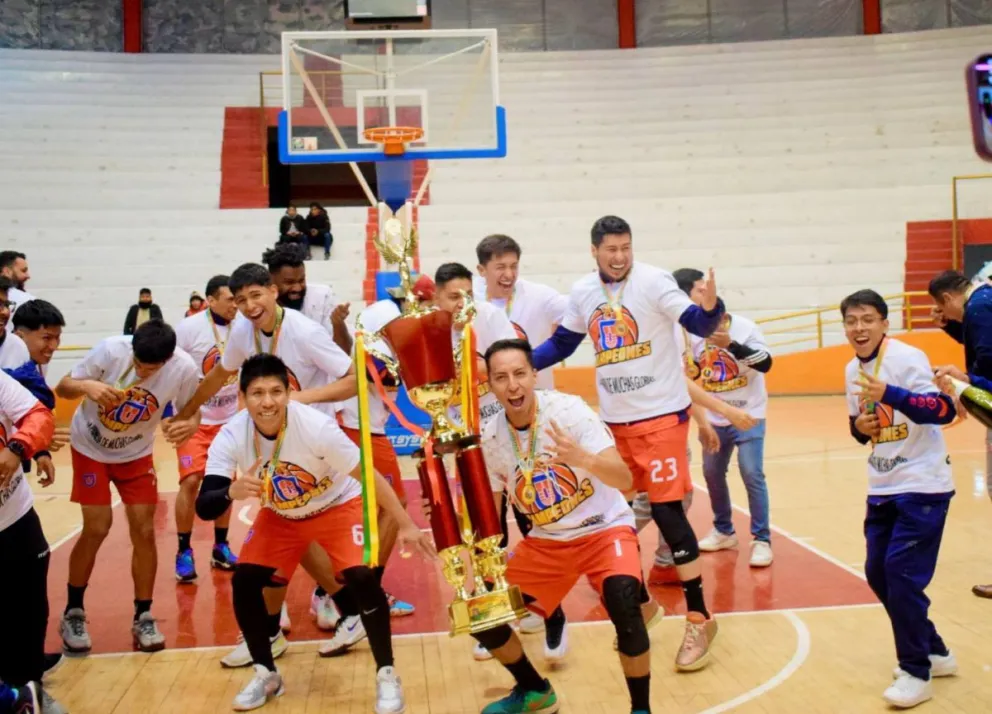 Jugadores del cuadro capitalino con su trofeo de campeón de la Libobásquet. Foto: Club Universitario.