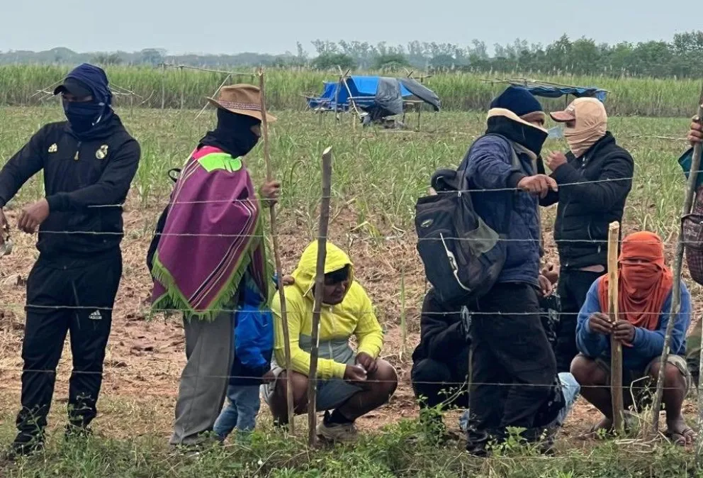 Hombres encapuchados en el sitio del avasallamiento. Foto: RRSS de Juan Pablo Velasco 