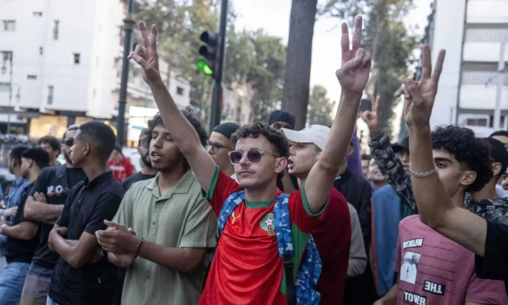 Jóvenes marroquíes se manifiestan por reformas en los sectores de salud y educación en Rabat, Marruecos. Foto: EFE