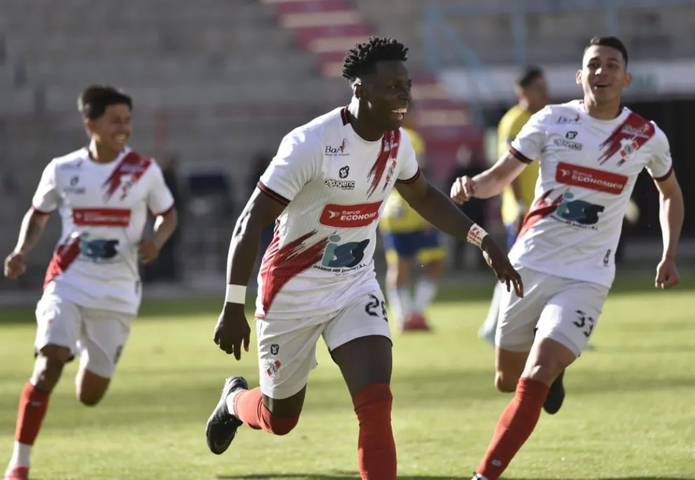 Palacio (centro), de Nacional, celebra su golazo en El Alto. Foto: Agencia Marka Registrada.