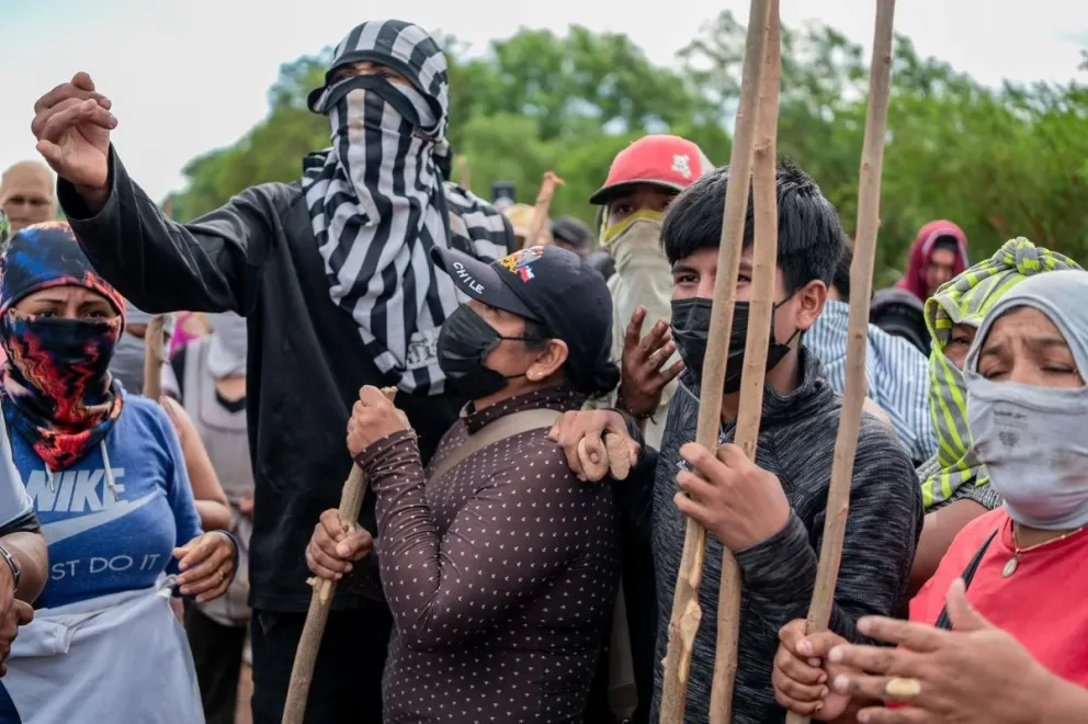 Los avasalladores se encuentran armados con piedras y palos. Foto: Cortesía Portafolio Multimedia (Facebook)