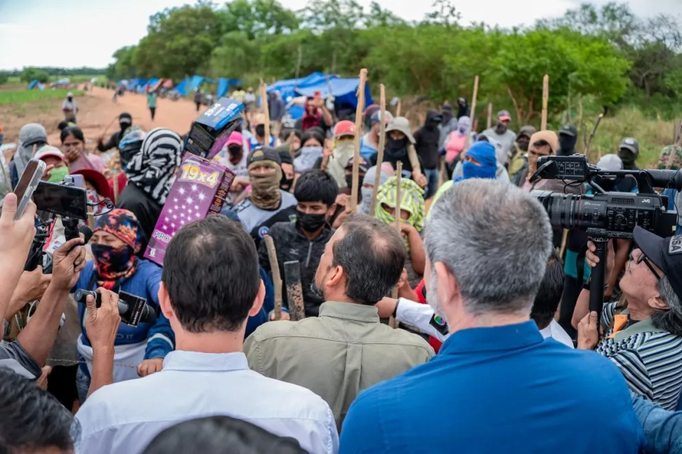 El gobernador permaneció dentro de los predios hasta la llegada de la Policía Boliviana. Foto: Urgente.bo