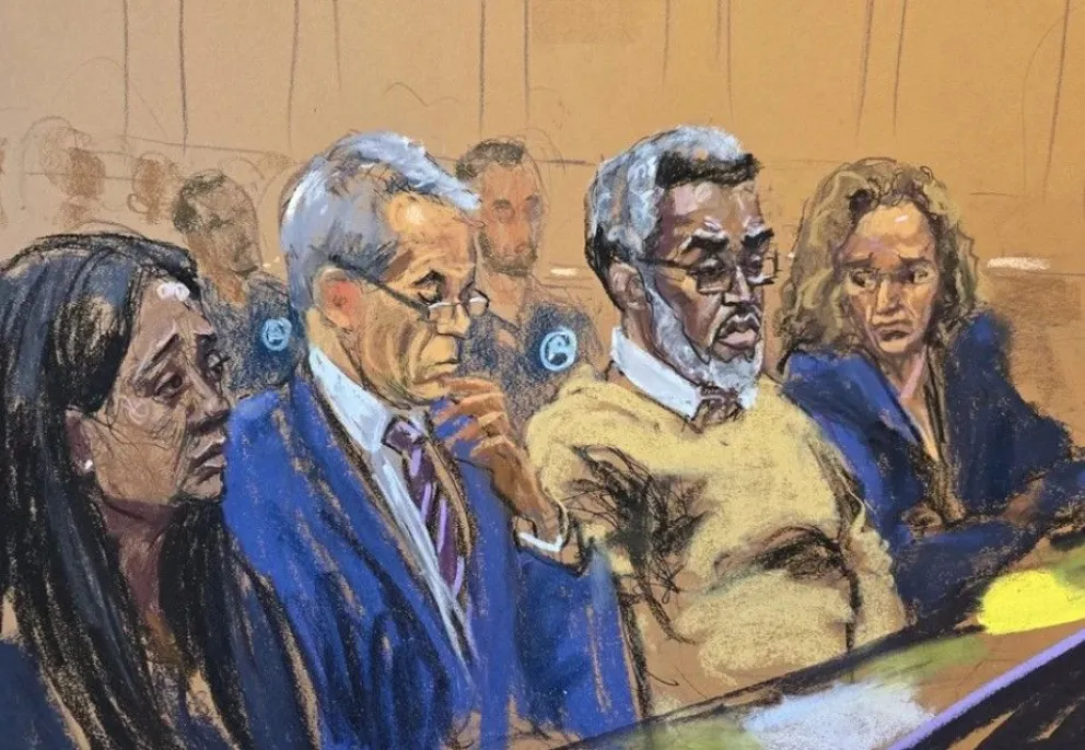 Foto de un dibujo realizado por Jane Rosenberg donde aparece el rapero Sean Combs ‘Diddy’ (2-d) junto a sus abogados Nicole Westmoreland (i), Brian steel (2i), y Alexandra Shapiro, durante el juicio realizado este viernes, en un tribunal. Foto: EFE