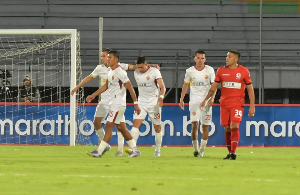 Jugadores de Real Oruro (de blanco) celebran uno de sus goles. Foto: Agencia Marka Registrada.